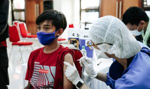 PERKEBAL IMUN: Pelajar mengikuti vaksinasi Covid-19 di Universitas Pasundan Bandung beberapa bulan lalu.