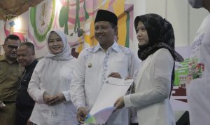 MUDAH DAN MURAH: Wakil Gubernur Jawa Barat didampingi Kepala PMPTSP Jabar Noneng Komara Nengsih memberikan 1.000 NIB secara langsung kepada pelaku usaha yang hadir.