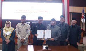 SUSUN PROGRAM: Wali Kota Bogor Bima Arya dan Sekda Kota Bogor Syarifah Sofiah (pojok kanan) bersama para pimpinan DPRD Kota Bogor. (YUDHA PRANANDA/JABAR EKSPRES)