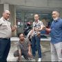 Tangkap Pelaku KDRT yang Viral, Polisi dan Pelaku Berpose seperti Sedang Photoshoot