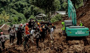 LAKUKAN PENCARIAN: Petugas gabungan saat mengevakuasi korban yang meninggal akibat gempa bumi di Cianjur. (Kholid/Jabar Ekspres)
