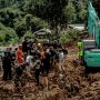 LAKUKAN PENCARIAN: Petugas gabungan saat mengevakuasi korban yang meninggal akibat gempa bumi di Cianjur. (Kholid/Jabar Ekspres)
