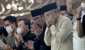 Gubenur Jabar Ridwan Kamil berserta jajaran ASN Pemrov Jabar melakukan slat jenazah atas meninggalnya kepala BKD Jabar Yerry Yanuar