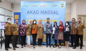 Hengky Tunaikan Janji Politik, 40 Warga dapat Rumah Murah TUNAIKAN JANJI POLITIK: Bupati Bandung Barat Hengky saat menyaksikan akad massal perumahan FLPP/Subsidi di Kantor Bank bjb Padalarang, Kamis (17/11/2022) kepada puluhan warga.