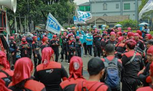 Tuntut Kenaikan UMK 2023, Ribuan Buruh Geruduk Kantor Disnakertrans Jabar,