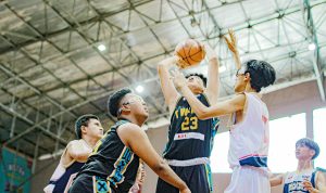 BERLANGSUNG SENGIT: Tim SMAN 23 Bandung harus mengakui kehebatan SMAN 20 Bandung setelah tumbang di laga pembuka Honda DBL with KFC 2022 West Java Series – East Region, di GOR Pajajaran, Jumat (18/11). (KHOLID JABAR EKSPRES)