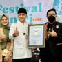PRESTASI MEMBANGGAKAN: Bupati Hengki Kurniawan saat menerima penghargaan dari MURI setelah mencetak rekor kaligrafi terpanjang. (Humas KBB)