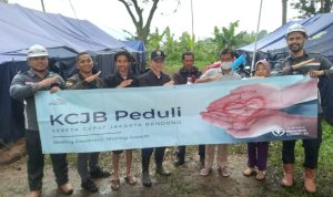 SALURKAN BANTUAN: PT KCIC mendistribusikan bantuan bagi korban gempa di Cianjur.