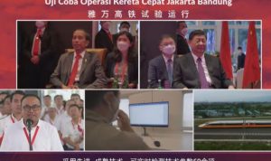 TONTON VIA DARING: Presiden Jokowi dan Presiden Xi Jinping saat menyaksikan uji coba KCJB sepanjang 15 km. (BPMI)