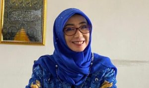 Kepala SMPN 28 Bandung Dr. Hj. Yuli Nurhayati MPd.
