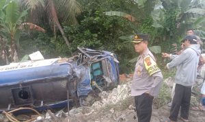 Petugas kepolisian saat mengevakuasi kendaraan yang terperosok jurang di Jalan Cigudeg, Kabupaten Bogor, Kamis 24 November 2022. (Sandika Fadilah/Jabarekspres.com)