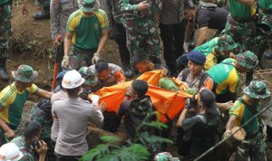 Innalillahi! Satu Angkot Berisi 11 Siswa Terkubur Longsor Akibat Gempa Cianjur BERGELIMPANGAN MAYAT: Petugas gabungan saat mengevakuasi korban longsor di Jalan Cugenang, Kabupaten Cianjur akibat gempa di Cianjur, Selasa 22 November 2022. (SANDIKA FADILAH/JABAREKSPRES.COM)