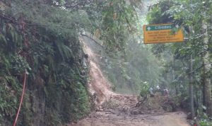 Longsor Putus Jalur Wisata di Lembang, Ini Kondisinya Jalur wisata menuju Maribaya Lembang tepatnya di Jalan Maribaya, Desa Cibodas, Kecamatan Lembang terputus karena diterjang longsor, Minggu (27/11). (istimewa)