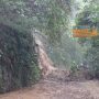 Jalur wisata menuju Maribaya Lembang tepatnya di Jalan Maribaya, Desa Cibodas, Kecamatan Lembang terputus karena diterjang longsor, Minggu (27/11). (istimewa)