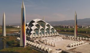 Mesjid Al Jabbar yang berlokasi di Kecamatan Gedebage, Kota Bandung merupakan masjid terbesar di Asia Tenggara, dengan luas 28 HA.