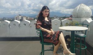 Mojang cantik asal Bandung ini memulai debut perdananya dalam dunia film layar lebar. Meski telah lama berkecimpung dalam dunia seni