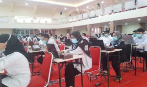 2.000 Calon ASN Jabar Ikuti Try Out Seleksi ANTUSIAS: Peserta try out calon ASN Jabar berbasis online tampak antusia mengerjakan latihan soal-soal seleksi di SMKN 3 Bandung, Rabu 23 November 2022. (YANUAR/JABAR EKSPRES)