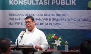 Kadis PUPR Kota Bogor, Chusnul Rozaqi saat persentasi di acara konsultasi publik. (Yudha Prananda/Jabar Ekspres)