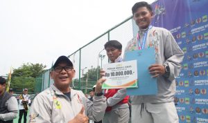 Bangga! Tim Tenis Kabupaten Bogor Raih Juara Umum Cabor Tenis di Ajang Porprov Jabar BERIKAN BONUS: Plt Bupati Bogor, H. Iwan Setiawan, SE saat menyalurkan bonus bagi atlet berprestasi dalam ajang Porprov 2022. (Diskominfo Kabupaten Bogor)