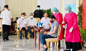 Vaksin Booster IndoVac Langsung Diujicobakan oleh Presiden Presiden Joko Widodo melakukan lauching vaksin Booster Indovac yang diproduksi PT Bio Farma Presiden juga ikut disuntik vaksin Booster