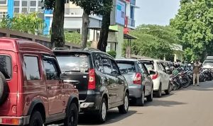 LOLOS PAD: Sejumlah kendaraan terparkir liar di Jalan Raya Tegar Beriman, Cibinong, Kabupaten Bogor. Pemkab dinilai kurang tegas. (Istimewa)