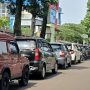 LOLOS PAD: Sejumlah kendaraan terparkir liar di Jalan Raya Tegar Beriman, Cibinong, Kabupaten Bogor. Pemkab dinilai kurang tegas. (Istimewa)