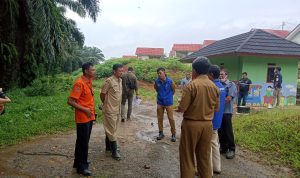DKPP Kabupaten Bogor saat memantau pekerjaan hunian tetap di Kecamatan Sukajaya, Kabupaten Bogor beberapa waktu lalu. (Dok.Kabid DKPP Bogor)