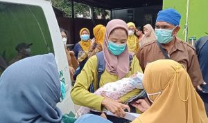 Warga Gunung Putri Bogor Temukan Bayi Dalam Tas di Warung Warga Gunung Putri Bogor Temukan Bayi Dalam Tas di Warung