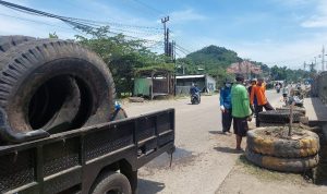 Atasi Polusi Udara, Pemdes Gunung Putri Tanam Ratusan Bibit Pohon dalam Ban Bekas
