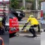 VIRAL! Driver Ojol Selamatkan Anak Kucing yang Ada Di Kolong Mobil Saat Mobil Melaju