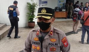 Kapolsek Sumur Bandung, Kompol Deny Rachmanto saat memberikan keterangan mengenain kebakaran Gedung Bappelitbang di Balaikota Bandung, Senin (7/11). (SANDI NUGRAHA/JABAR EKSPRES).