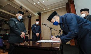 JABATAN BARU: Wali Kota Bandung, Yana Mulyana melantik dan mengambil sumpah/janji jabatan dua orang pimpinan tinggi pratama di lingkungan Pemkot Bandung, Kamis 17 November 2022.