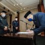JABATAN BARU: Wali Kota Bandung, Yana Mulyana melantik dan mengambil sumpah/janji jabatan dua orang pimpinan tinggi pratama di lingkungan Pemkot Bandung, Kamis 17 November 2022.