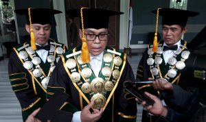 Peserta Terbanyak, Rektor Unjani Wisuda 2.793 Mahasiswa Tahun Ajaran 2022/2023 SESI WAWANCARA: Rektor Unjani, Hikmahanto Juwana melayani sesi wawancara usai prosesi wisuda mahasiswa Unjani, Rabu 8 November 2022.