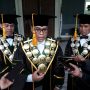 SESI WAWANCARA: Rektor Unjani, Hikmahanto Juwana melayani sesi wawancara usai prosesi wisuda mahasiswa Unjani, Rabu 8 November 2022.