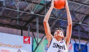 SMA Penabur Cirebon Hancurkan SMA Taruna Bakti di Laga DBL UNJUK SKILL: Center SMA BPK Penabur Cirebon, Marcell Syahlevi saat tampil di laga perdana Honda DBL with KFC 2022 West Java Series – East Region, di GOR Pajajaran Bandung, Sabtu 19 November 2022. (DOK/DBL)