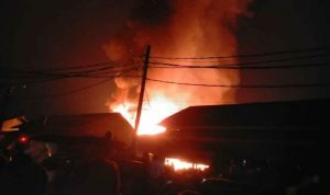 Lagi, Si Jago Merah Porak-porandakan 36 Kios Pasar Caringin Bandung SI JAGO MERAH: Kobaran api tampak menghanguskan puluhan kios di blok buah-buahan Pasar Induk Caringin, Jl Soekarno-Hatta, Kamis 10 November 2022 dini hari. (ISTIMEWA)