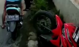 Benar-Benar Jahat! Begal Bogor Bereaksi TINDAK KEJAHATAN: Akibat aksi begal Bogor, satu unit kendaraan sepeda motor berjenis vario terlihat masuk dalam solokan di Jalan Cikampak, Kabupaten Bogor, Selasa 29 November 2022.
