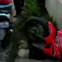 TINDAK KEJAHATAN: Akibat aksi begal Bogor, satu unit kendaraan sepeda motor berjenis vario terlihat masuk dalam solokan di Jalan Cikampak, Kabupaten Bogor, Selasa 29 November 2022.