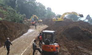 AKSES KENDARAAN: Petugas saat mengevakuasi jalan yang tertibun longsor akibat gempa bumi Cianjur, tepatnya di kecamatan Cugenang, Selasa 22 November 2022. (SANDIKA FADILAH/JABAREKSPRES.COM)