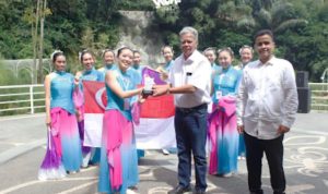TAMPILKAN SENI: Suksesnya acara International Culture Festival 2022 menyimpan banyak harapan bisa menjadi acara tahunan di World of Wonders Sarae Hills.