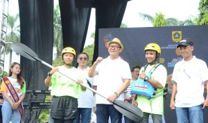 Plt Bupati Bogor Iwan Setiawan saat memamerkan olahraga packraft di lapangan Tegar Beriman, Cibinong, Kabupaten Bogor, Minggu (27/11). (Sandika Fadilah/Jabarekpses.com)
