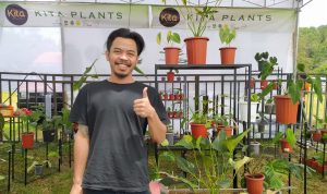 BERPOSE: Salah seorang pengunjung berpose di depan tamanan hias pada acara Cihideung Plants Festival, Parongpong, KBB. (AKMAL FIRMANSYAH/JABAREKSPRES)