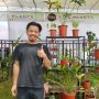 BERPOSE: Salah seorang pengunjung berpose di depan tamanan hias pada acara Cihideung Plants Festival, Parongpong, KBB. (AKMAL FIRMANSYAH/JABAREKSPRES)