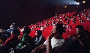 HIBURAN: Para kawan spesial (disabilitas) ketika nonton bersama beberapa waktu lalu. Pemkot Bandung berencana membuka bursa kerja untuk disabilitas. (YANUAR/JABAR EKSPRES)