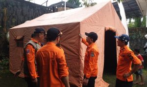BANTU KORBAN: Personil BPBD KBB membawa sejumlah bantuan untuk korban gempa Cianjur. (DOK/BPBD KBB)