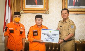 Bupati Cianjur Terima Langsung 12 Truk Bantuan Korban Gempa PEDULI KORBAN:Sekda Ema Sumarna, saat menyerahkan bantuan kepada Bupati Cianjur, Herman Suherman di Pendopo Kabupaten Cianjur, Senin 28 November 2022.