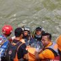 Kakek Hilang Terseret Sungai di Bogor Ditemukan Meninggal Dunia MENINGGAL DUNIA: Petugas gabungan saat mengevakuasi korban yang terseret di sungai Bogor, tepanya di Kecamatan Babakan Madang, Kabupaten Bogor. (SANDIKA FADILAH VIA BPBD KABUPATEN BOGOR)