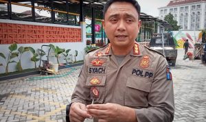 BERIKAN KETERANGAN: Kepala Satpol PP Kota Bogor, Agustian Syach saat memberikan penjelasan mengenai pembatalan penyegelan kafe Bajawa Flores Bogor. (YUDHA PRANANDA/JABAR EKSPRES)