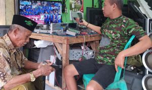 POLA BATU: Warga asal Padalarang sedang memegang set top box untuk memidahkan channel TV analog ke siaran TV digital. (AKMAL FIRMANSYAH/JABAREKSPRES)